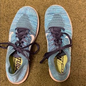 Blue nike free and flexible tennis shoes